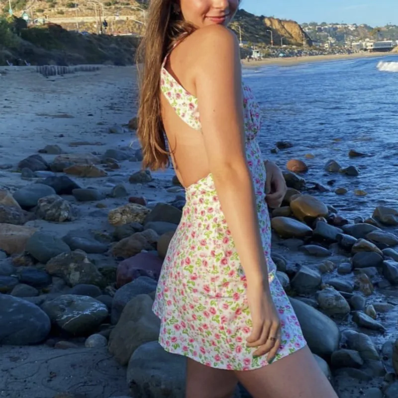 Женское приталенное платье мини розовое с цветочным принтом V образным вырезом и