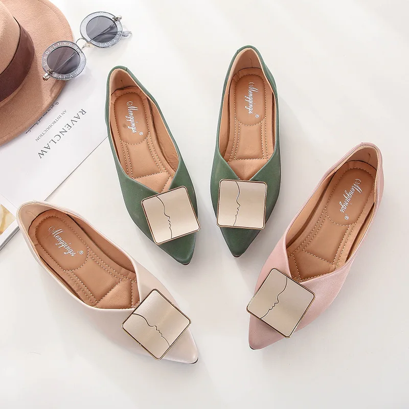 Туфли на плоской подошве женские слипоны с металлическим украшением низкие