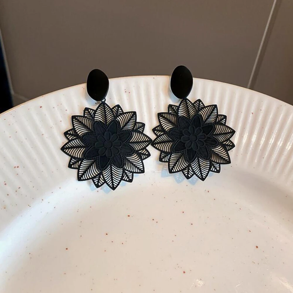 

Vintage Black Forest Flower Big Hollow Pattern Earrings For Women Exaggerated Temperament Accessories Jewelry boucle d'oreille