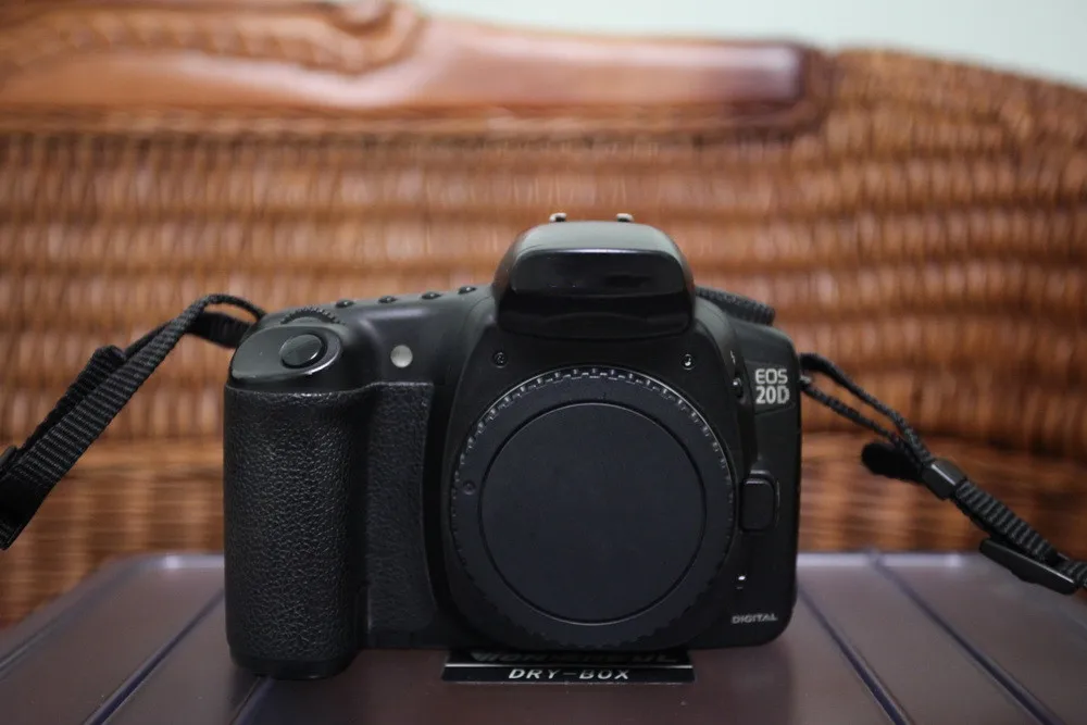 Бывшая в употреблении цифровая зеркальная камера Canon EOS 20D (только корпус) (старая