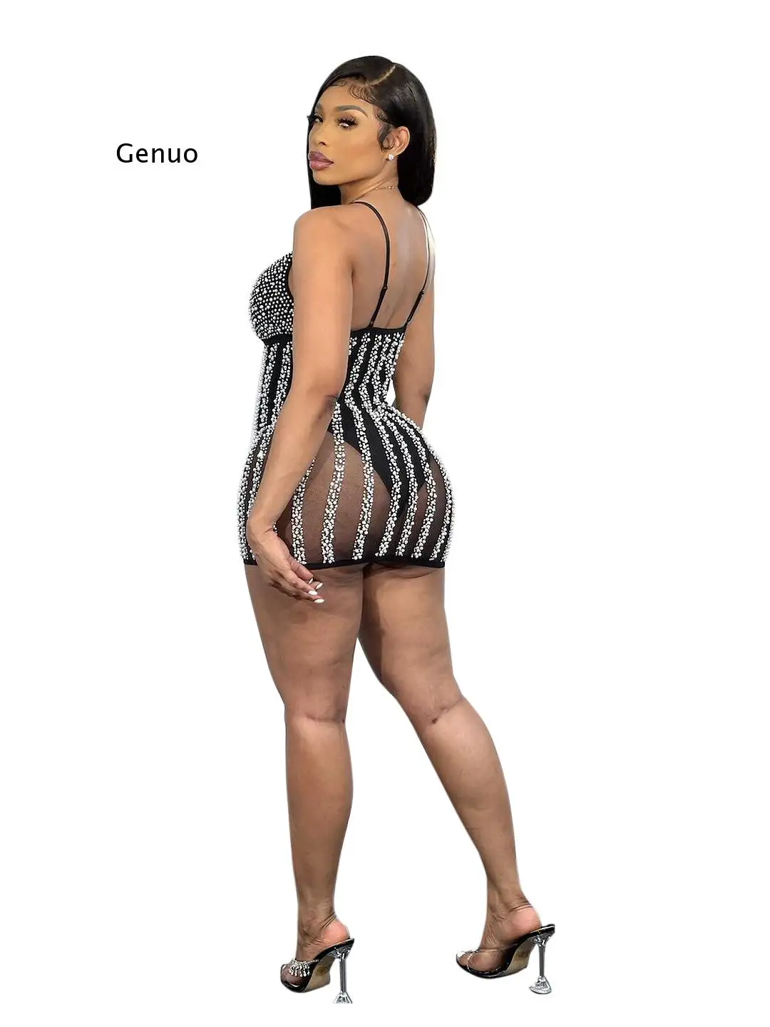 Женское блестящее облегающее платье-карандаш на тонких бретельках с V-образным