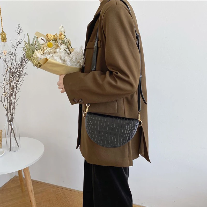 Маленькая однотонная сумка из искусственной кожи аллигатора через плечо для