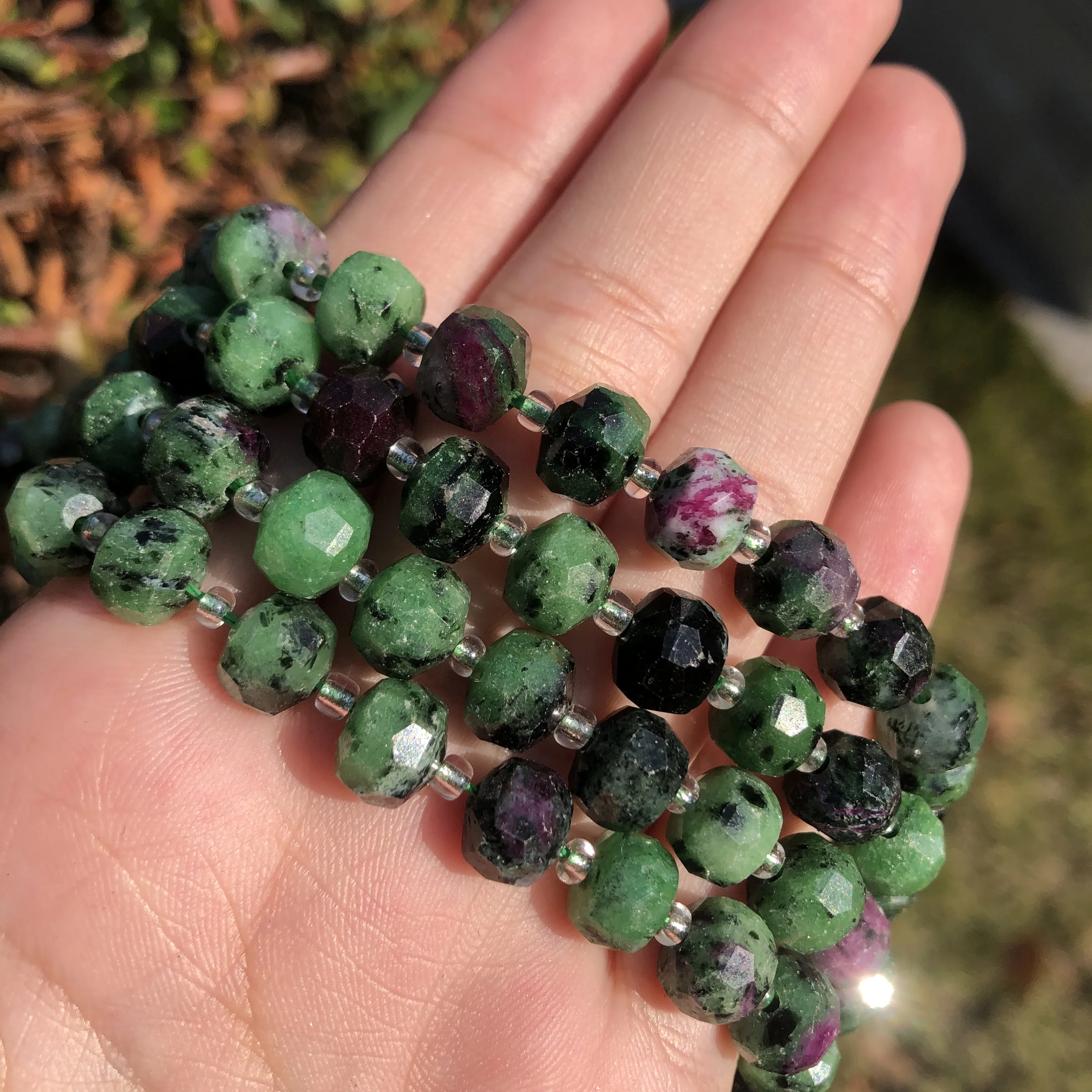 Натуральные бусины Epidote Rubys камень циозит в форме колонки граненые свободные