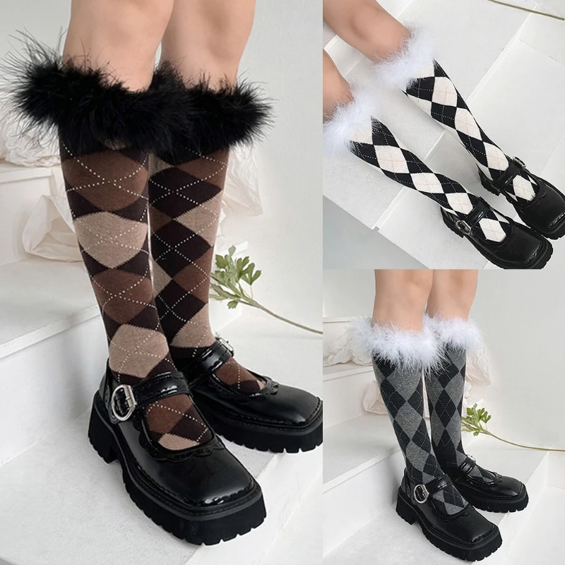 

Женские студенческие пушистые носки до колена с отделкой из перьев, в студенческом стиле, с ромбовидным узором в клетку, в стиле Лолиты, рожд...