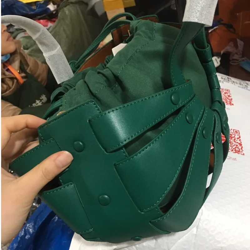 

[EAM] Women New Ladies Hollow Woven Handbag Branded Pu Leather Personality All-match Top-handle Bag Fashion 2021 18A0763