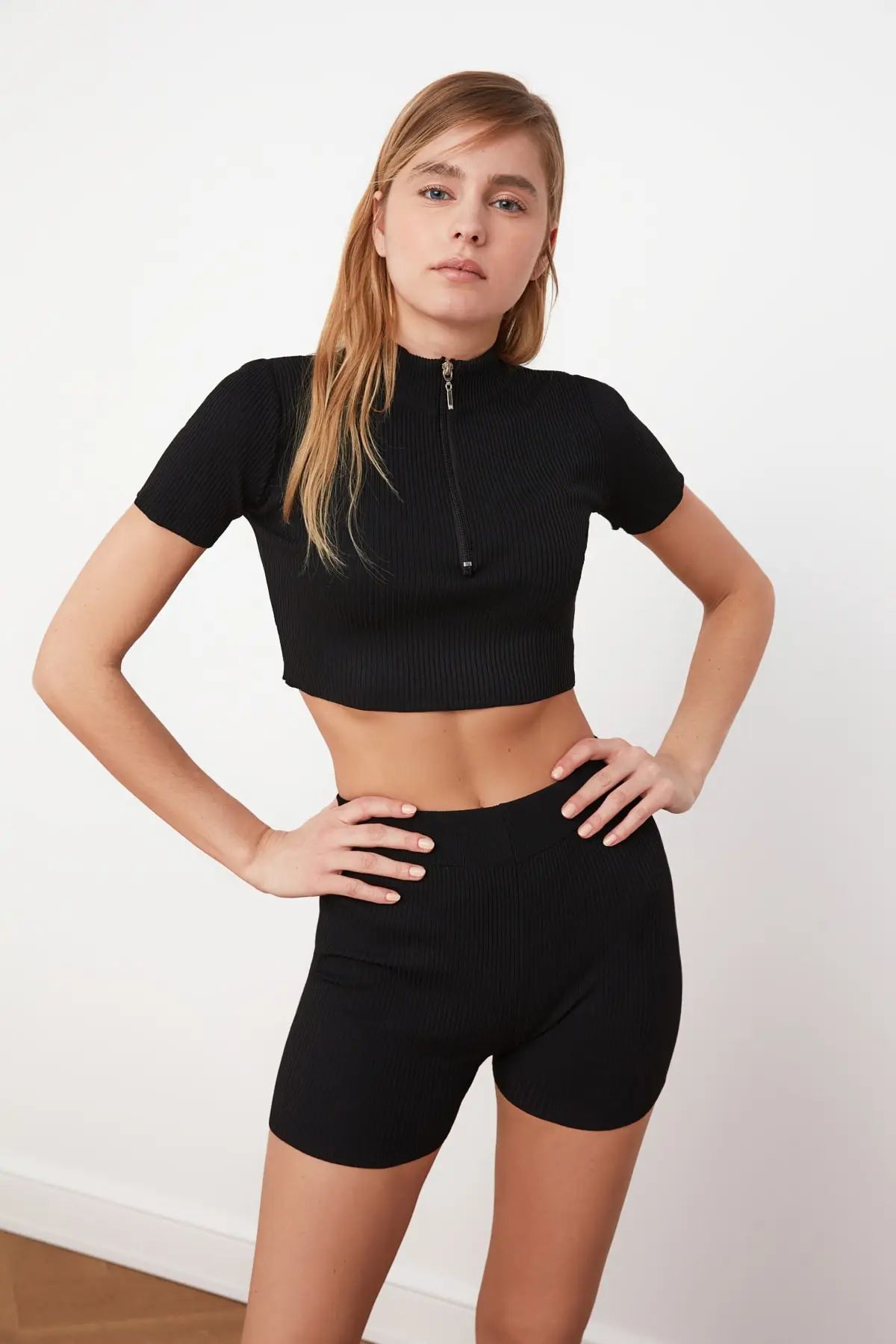

Trendyol Crop Sweater Shorts Knitwear Sub-Top Suit TWOSS21AU0030