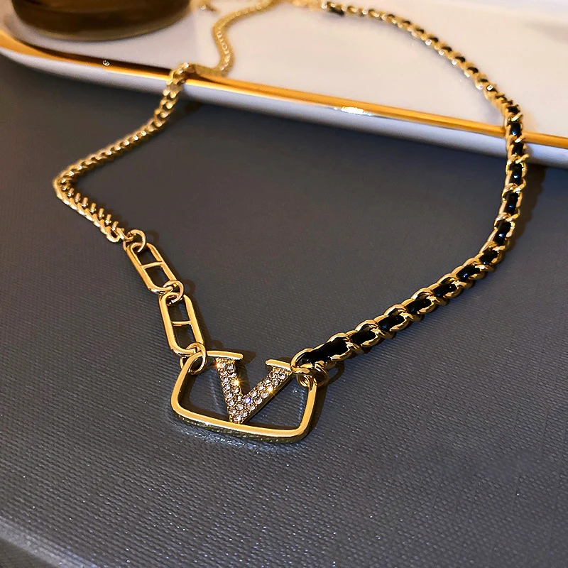 

Цепочка с подвеской в виде букв для женщин и девушек