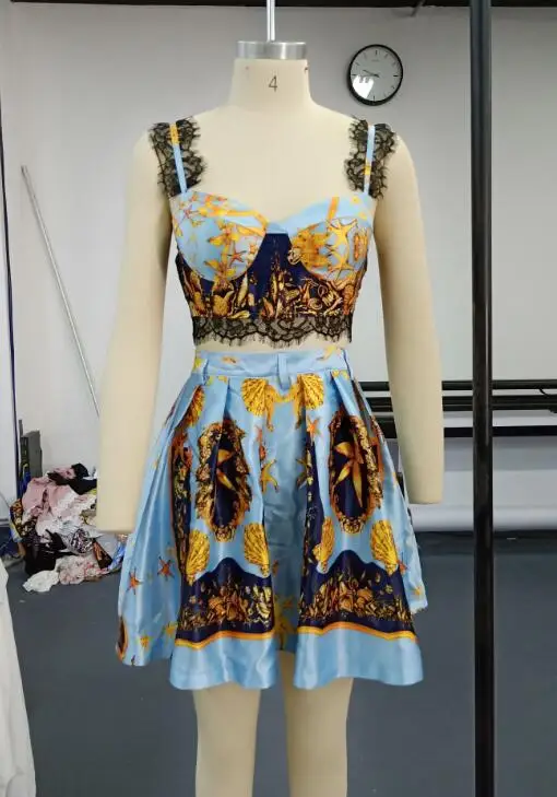 Женский комплект из топа на бретельках с кружевной вставкой и плиссированной