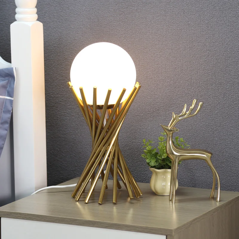 

Современная модная настольная лампа GY, прикроватная лампа для спальни, комнаты, украшение из белого стекла для девушек, небольшая Талия, баш...