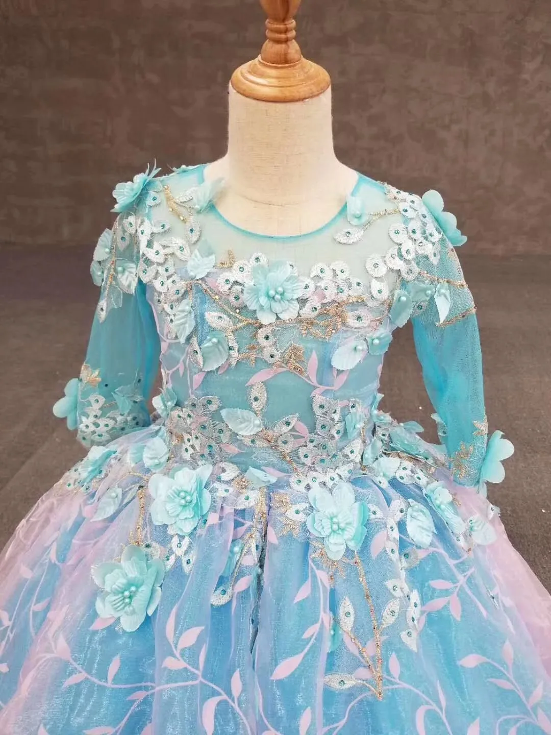 Милое голубое платье без рукавов с кружевной аппликацией Платья цветочным