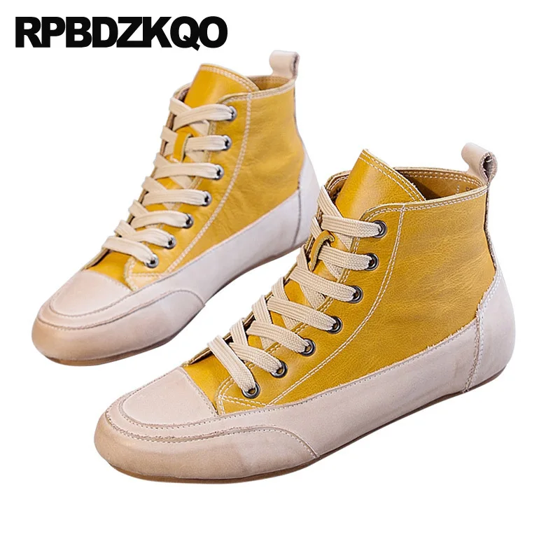 Женские высокие кроссовки из натуральной кожи желтые с круглым носком на шнуровке плоской подошве ручная