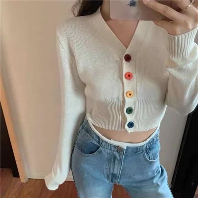 Женский облегающий короткий топ с v-образным вырезом и цветными пуговицами