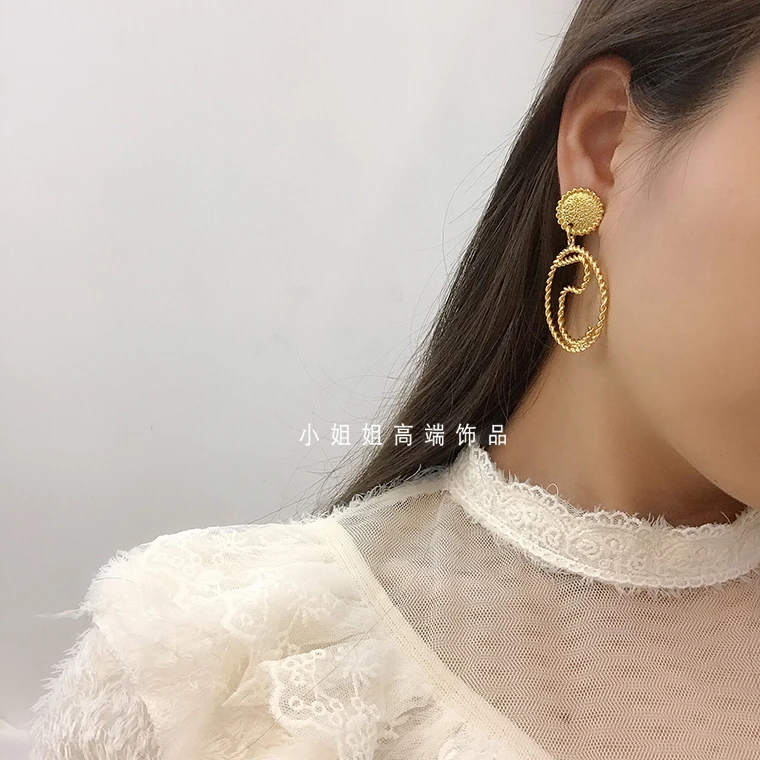 

Personalized Golden Number 5 Earrings Metal Twist Woven Hollow Ring Long Cold Wind Earrings