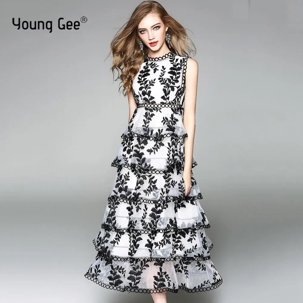 Женское летнее модельное платье Young Gee белое черное кружевное принцессы с