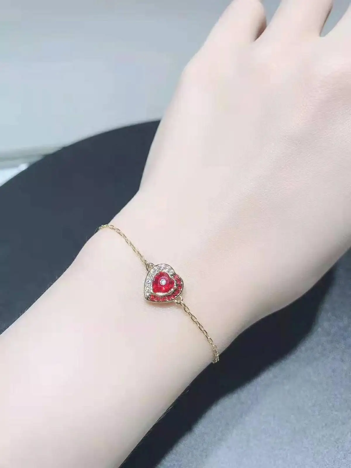 

DM Fashion Jewelry, High-Quality SWA1:1,Exquisite LOVE Heart-Shaped Decoration,With Crystal Lnlaid In The Middle Of The Necklace