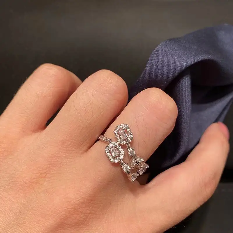 Женское кольцо с фианитом Be 8 цвета белого золота прозрачным кубическим