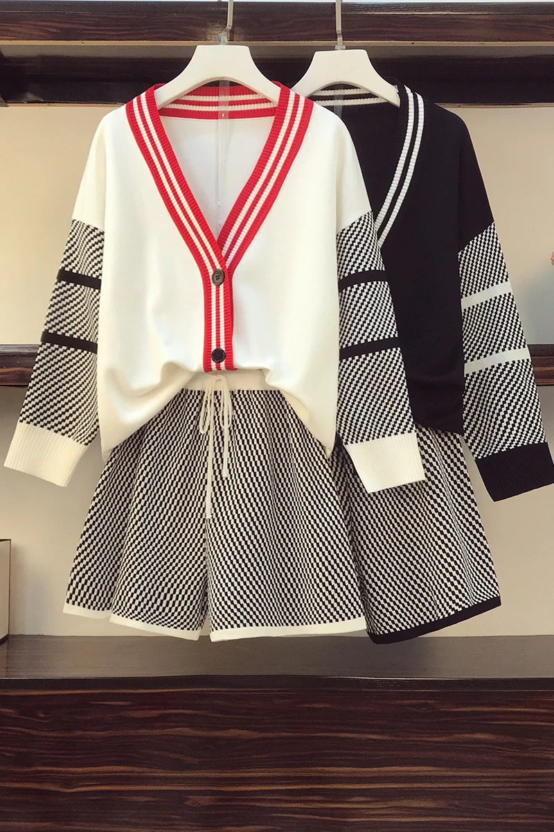 

Plus size women's 2021 spring new fat sister V-neck contrast knitted cardigan + plaid shorts age reduction suit