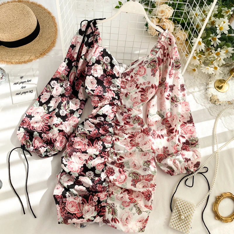 Модное мини платье в стиле блогера с рукавами фонариками и цветочным