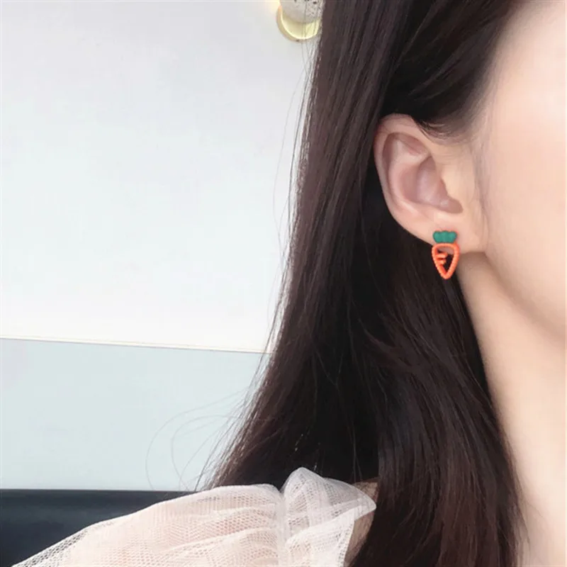 Серьги-гвоздики с мультяшным рисунком морковки небольшие ажурные ювелирные