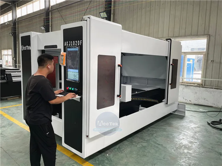 Small Work Table New Design 1000*2000mm Enclosed Laser Cutter machine for Stainless Sheet 4mm |