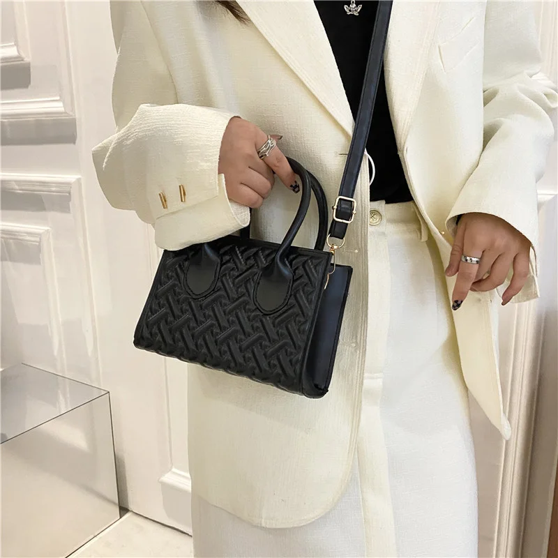 

Осенняя простая маленькая сумка, новая модная текстурная сумка-мессенджер, Женская трендовая сумка на одно плечо, портативная маленькая кв...