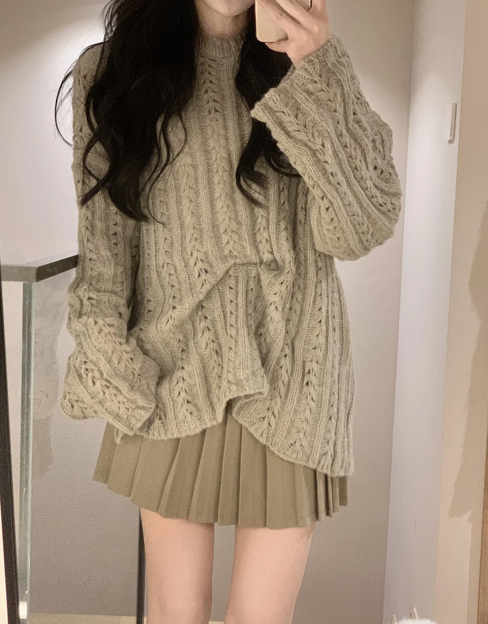 

Женский трикотажный жаккардовый свитер с разрезом