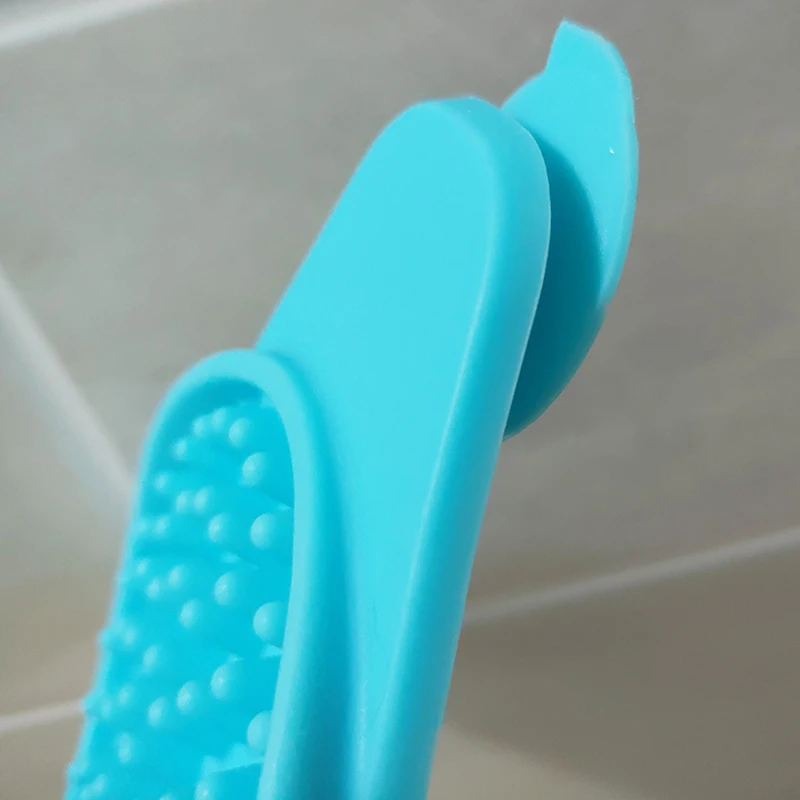 

Hanging dog bowl, slow training feeder for bath