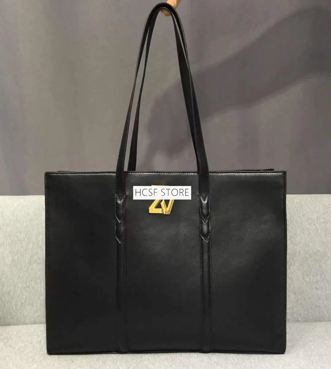 

Женская кожаная сумка-тоут для покупок, вместительная сумка на одно плечо с металлическими буквами и крылом, новинка 2021, модная дамская сумо...