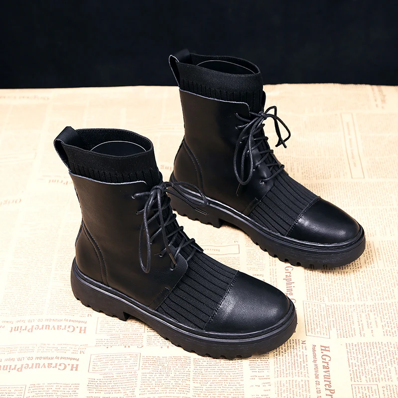 Женские ботинки байкерские черного цвета на плоской подошве со шнуровкой