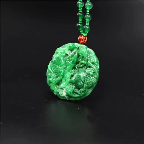 Ожерелье из натурального зеленого изумруда с подвеской в виде рыбы и лотоса