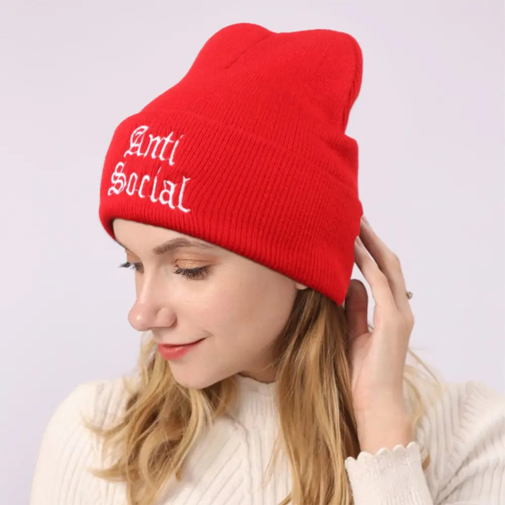 Модная вязаная шапка с надписью и вышивкой Антивозрастные узоры осенне-зимние