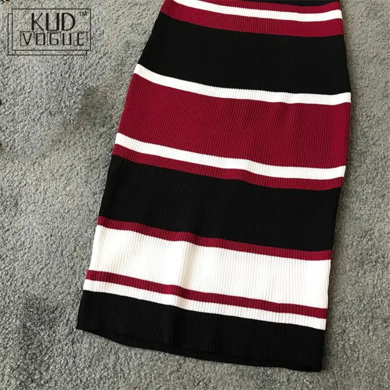 Тонкое летнее трикотажное хлопковое облегающее платье длины миди с полосатым