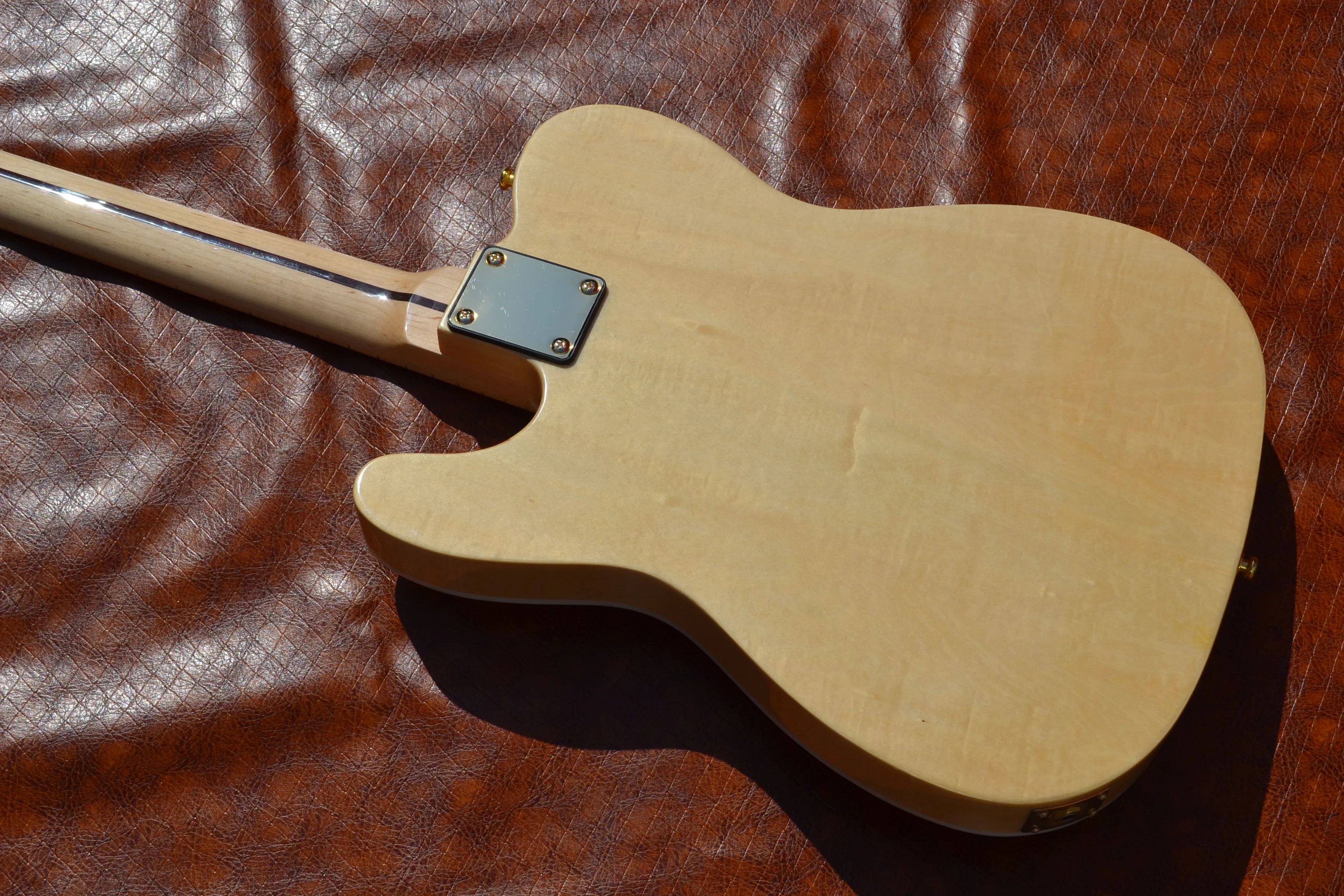 

Classic style, customized 6-string electric guitar, premium Ash veneer, wood raw wood, gold hardware, free delivery