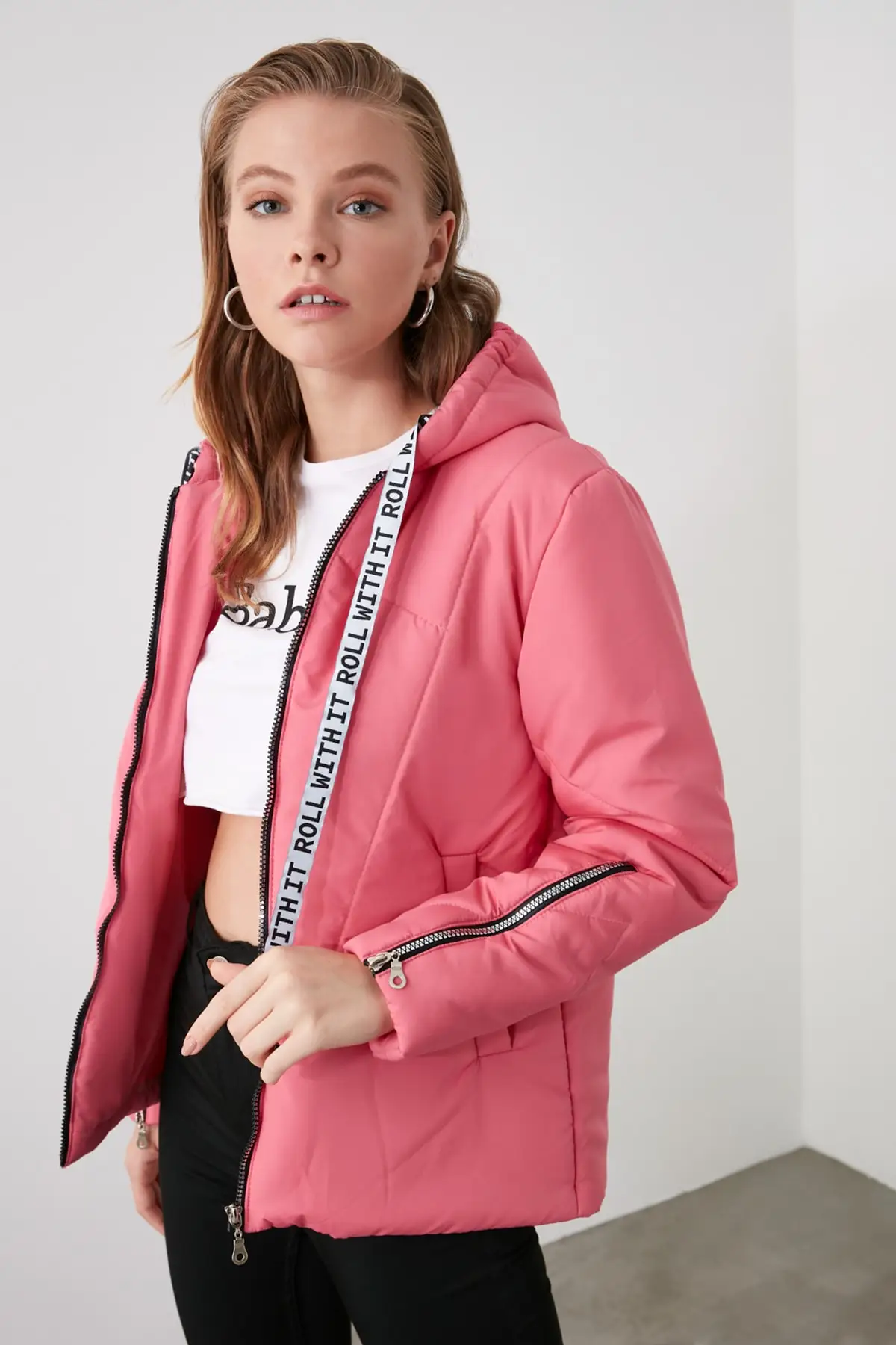 

Trendyol Hooded Zipper and Slogan Detailed Coats TWOAW21MO0002