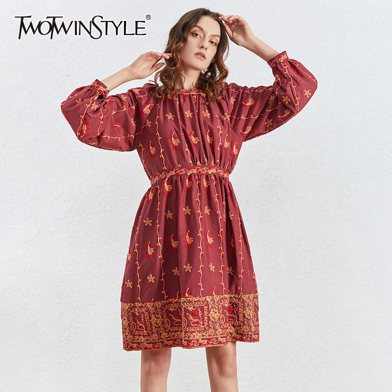 Платье-миди TWOTWINSTYLE с круглым вырезом длинными рукавами-фонариками и высокой