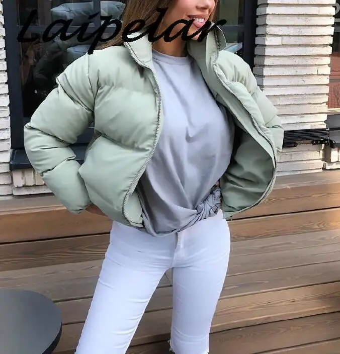 Модная куртка пуховик с воротником оверсайз однотонная короткая на осень и зиму