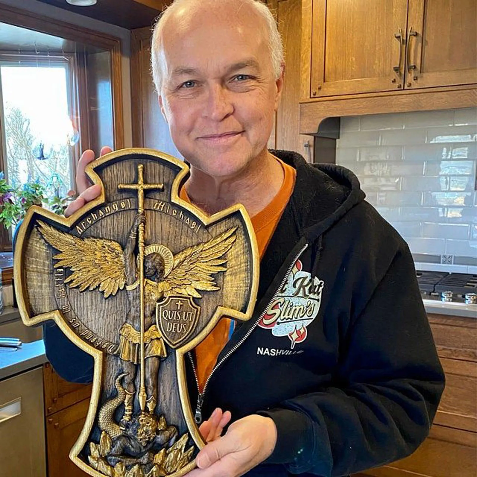 

Статуэтка сатаны из арчангеля, разбивающая боевой щит и меч из смолы холодного литая, Античная бронзовая статуэтка ангела