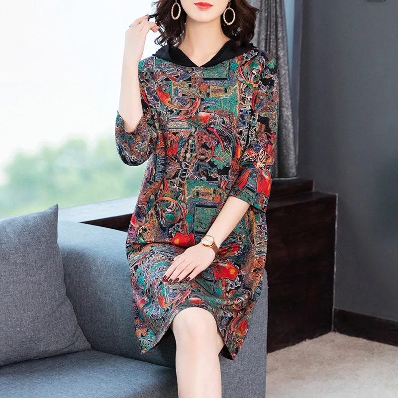 Женское трикотажное мини платье с капюшоном разноцветное свободное