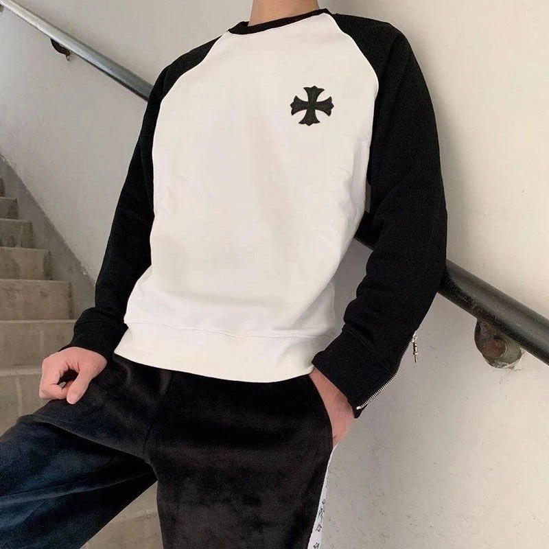 

Толстовка с капюшоном, черная, с вышивкой в виде сердечек