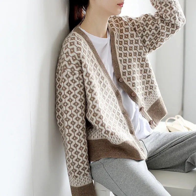 

Spring and Autumn Women's Short Retro Cardigan Sweater
