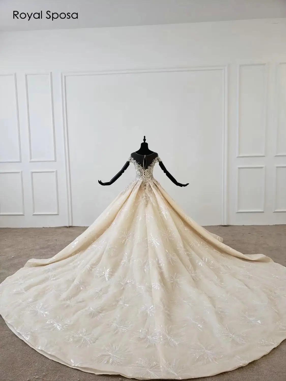 Роскошное Королевское свадебное платье с рукавами-крылышками и бисером | Свадьбы