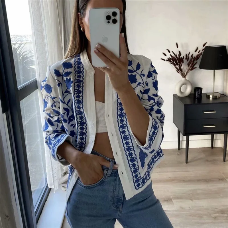 Женская хлопковая куртка с вышивкой элегантная синяя свободная на мягких