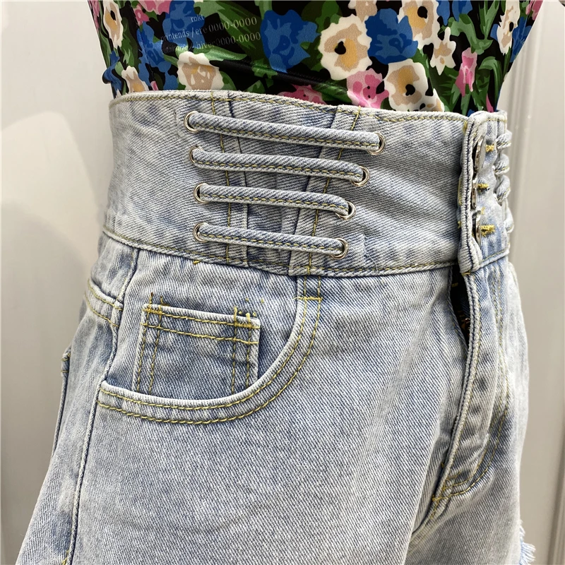 Рваные джинсовые шорты для женщин широкие потертые с завышенной талией и пряжкой