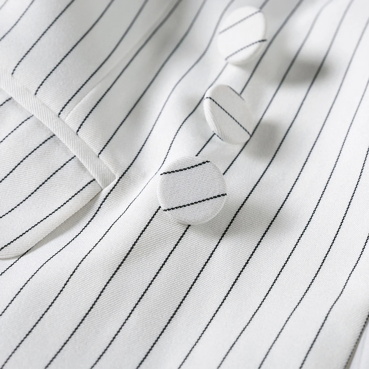 Женский офисный брючный костюм черно-белый Асимметричный в полоску - купить по