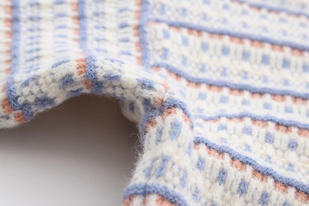 Свитер женский осенне-зимний в полоску с круглым вырезом | Женская одежда