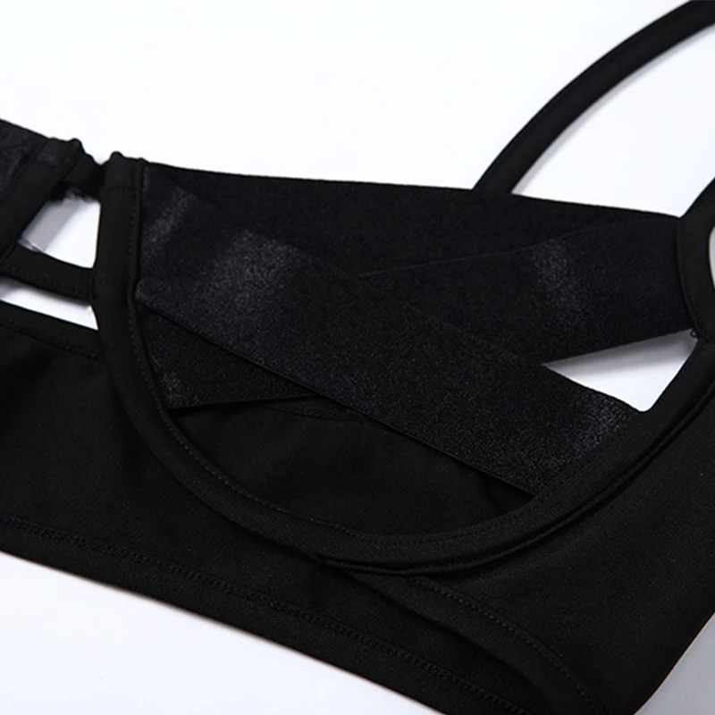 Комплект женского нижнего белья из бюстгальтера и трусиков с вырезами | Женская