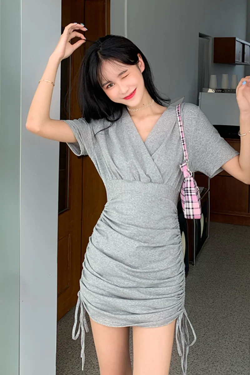 

Short-sleeved skirt summer 2021 new design sense niche V-neck drawstring waist thin French dress women's clothing