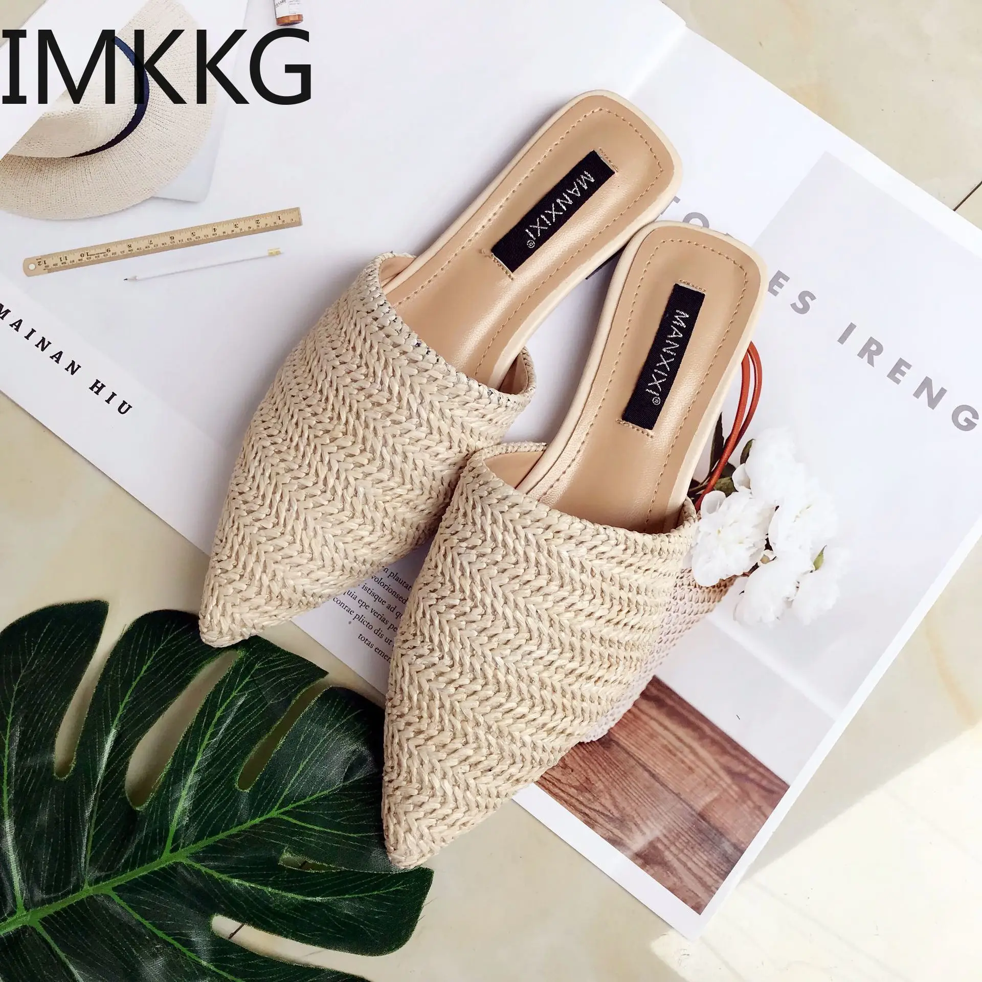 Женские шлепанцы без задника уличные с острым носком на плоской подошве сланцы