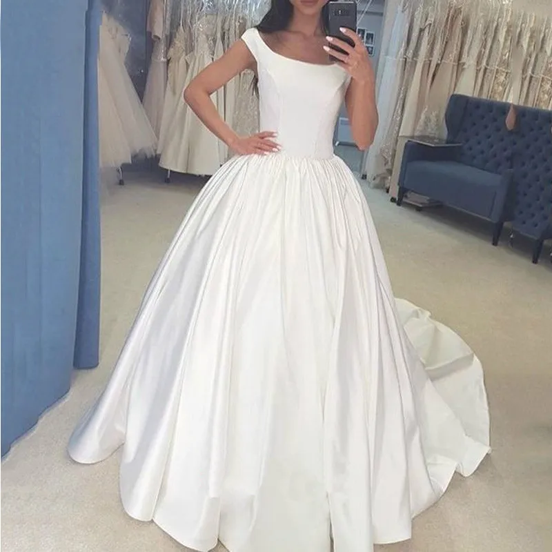 Простое сатиновое платье белого цвета и слоновой кости для свадьбы бальное