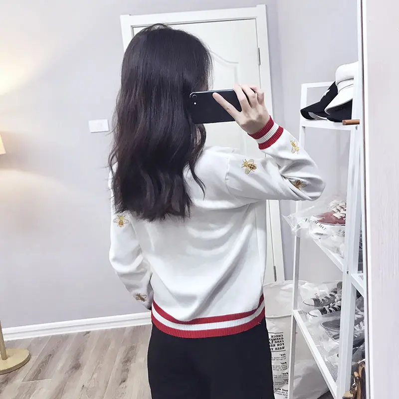 

Autumn and winter new bee embroidery knitting cardigan fashion versatile V-Neck long sleeve loose jacket for women